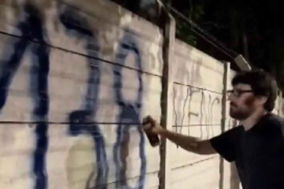 VIDEO | Juan Grabois pintó el número 138 en el Jockey Club de San Isidro, en honor al último nieto recuperado