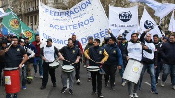 Gremios aceiteros advirtien sobre una posible huelga nacional