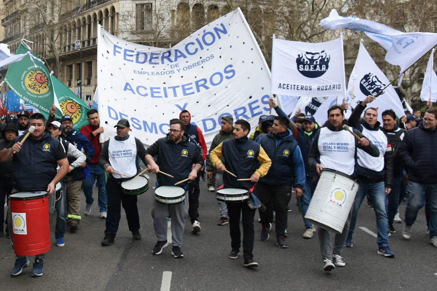 Gremios aceiteros advirtien sobre una posible huelga nacional