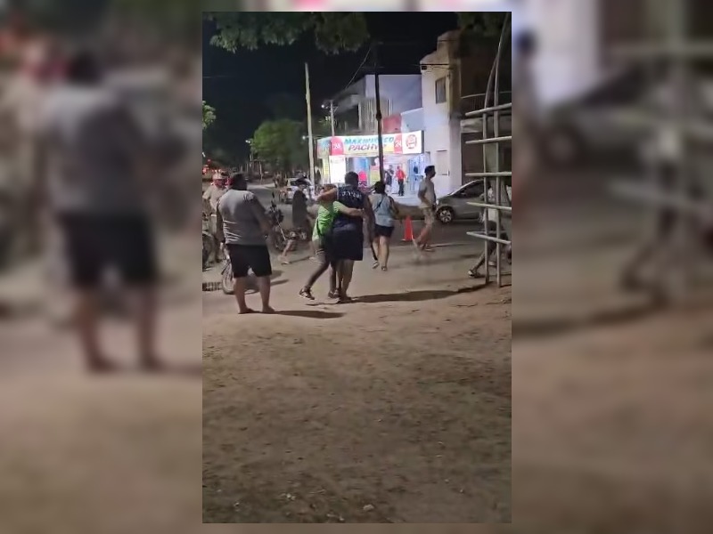 VIDEO: violenta pelea entre vendedores terminó a machetazos en la Plaza Belgrano