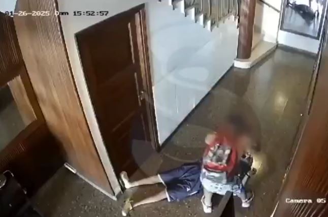 VIDEO | Un hombre murió de un infarto y un ladrón aprovechó para robarle antes de que llegue la ambulancia