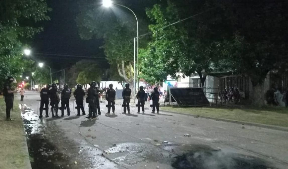 Vecinos casi linchan a una familia en la que había una menor de edad embarazada: sospechan de abuso sexual