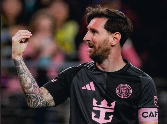 Lionel Messi fue tendencia en redes por un festejo ante hinchas mexicanos: “Yo tres, ¿Y ustedes?”