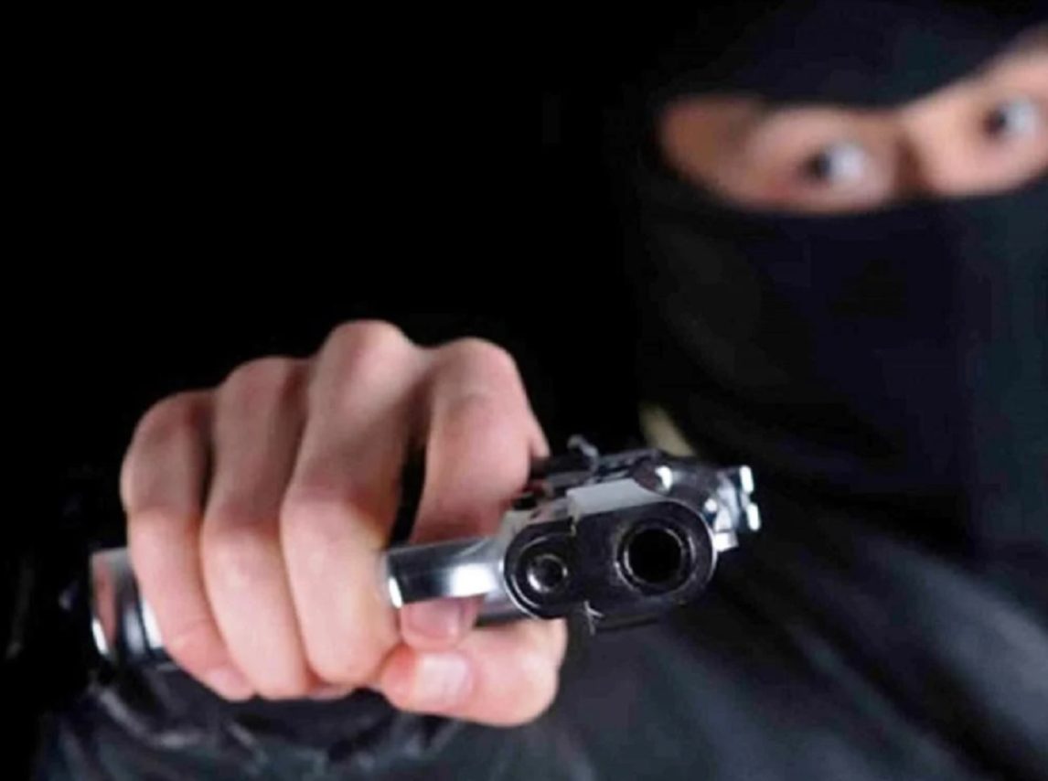 Motochorros encañonaron a un adolescente de 15 años durante un violento asalto frente a su casa