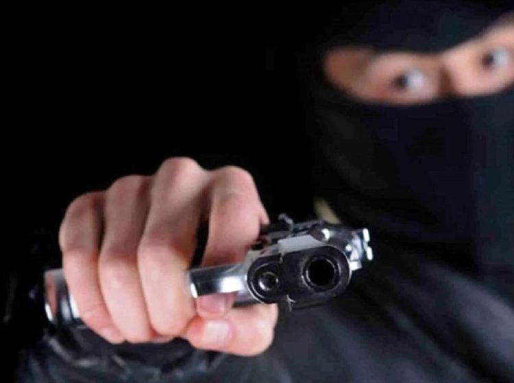 Motochorros encañonaron a un adolescente de 15 años durante un violento asalto frente a su casa