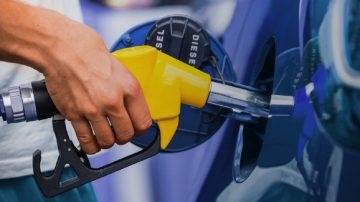 El Gobierno aplicó otra vez una suba parcial de los impuestos al combustible: cómo impacta en los precios