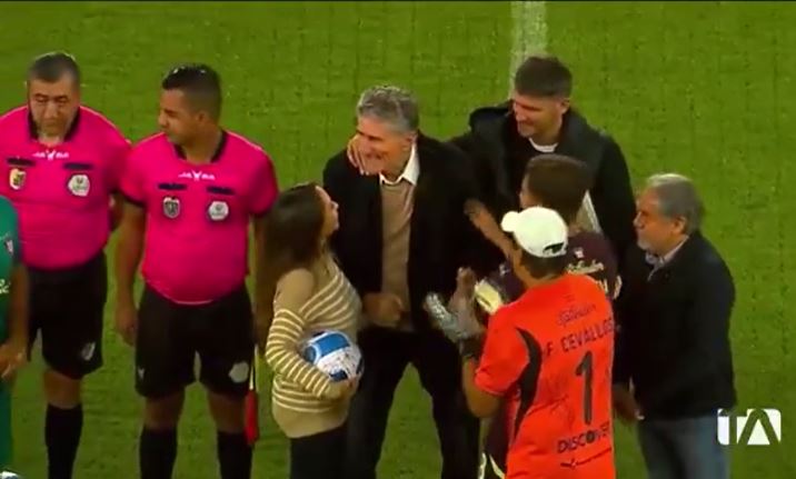 VIDEO. Profunda emoción por la reaparición en público de Edgardo “Patón” Bauza