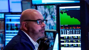 El riesgo país registró una baja histórica y quebró los 500 puntos por primera vez en casi siete años