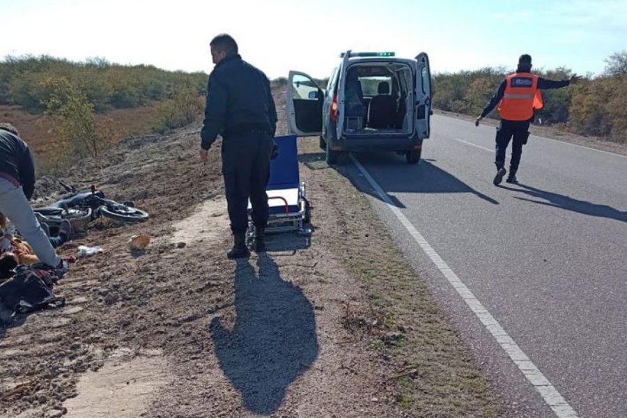 Hallan a un hombre ebrio, herido e inconsciente con su moto tirada metros más adelante