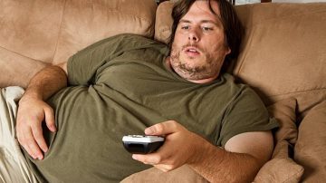Echarse panza arriba en el sillón no solo trae dolor de espalda, también osteoporosis