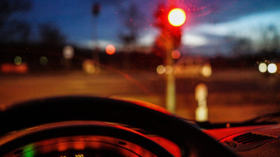 Conductores indefensos en los semáforos: los motochorros aprovechan el momento para los arrebatos de celulares