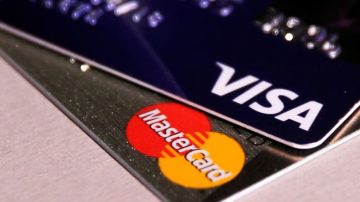 Usuarios reportan consumos duplicados en tarjetas de crédito: la excusa de los bancos