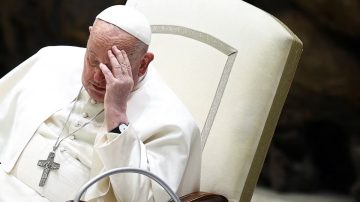 El papa Francisco fue hospitalizado para tratar una persistente bronquitis que lo aqueja
