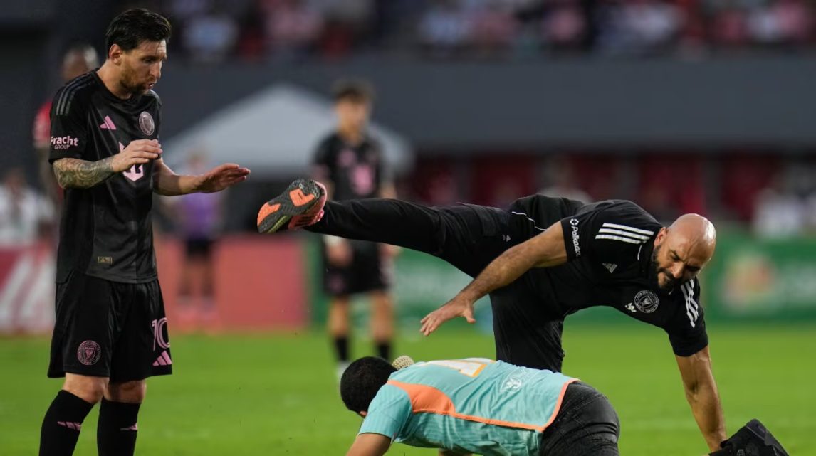 El blooper del guardaespaldas de Messi en Panamá: un hincha lo dejó en el piso y logró abrazar a su ídolo