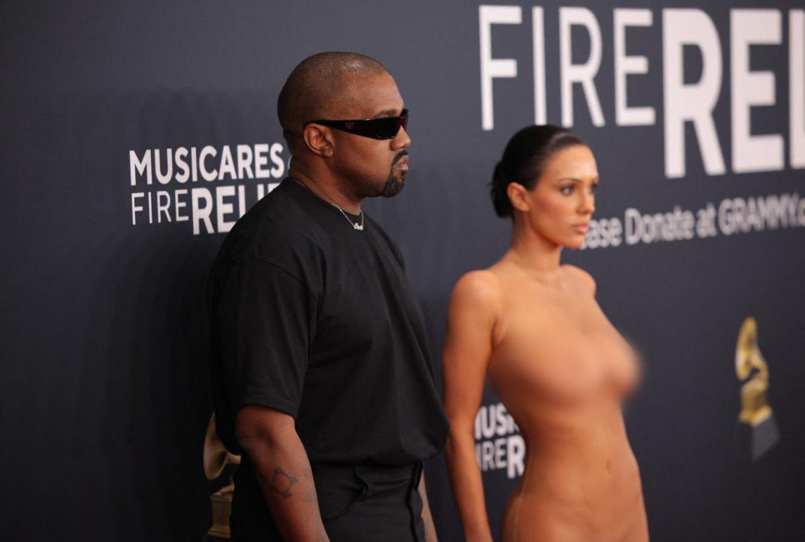 Polémica en los Grammys: Bianca Censori, la esposa de Kanye West, posó desnuda en la alfombra roja