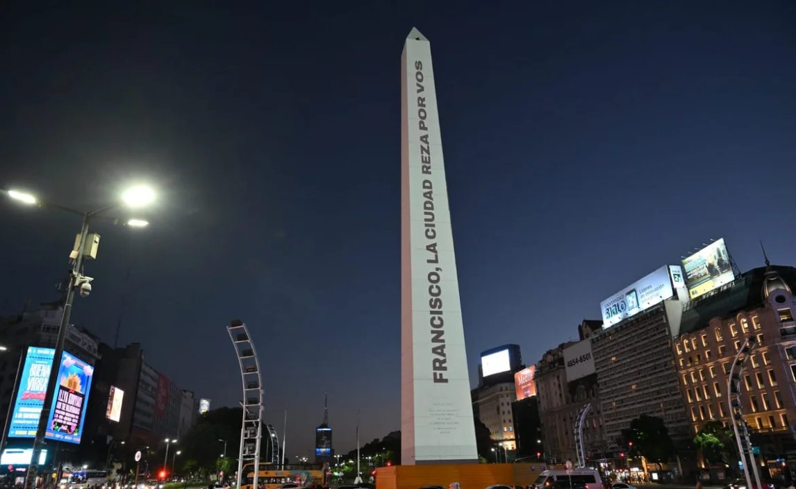 Intervienen el Obelisco con mensajes para Francisco y las víctimas argentinas de Hamas