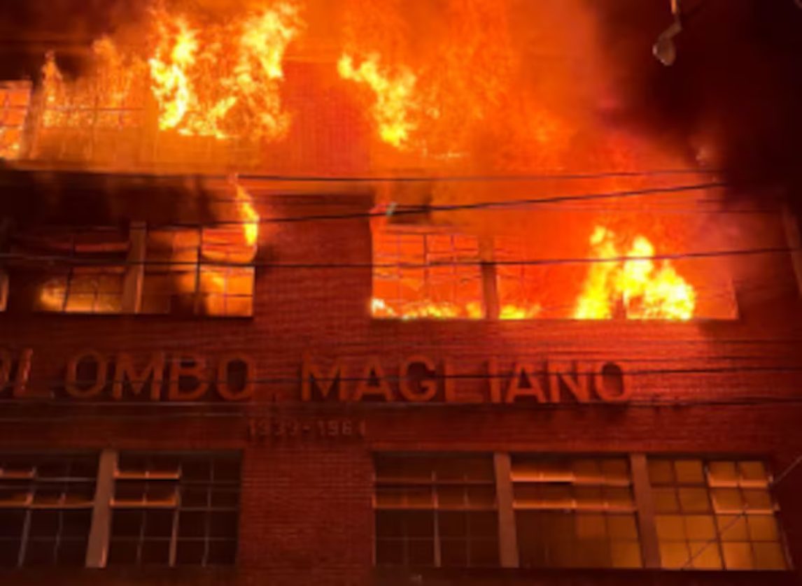 VIDEO: Un galpón colapsó y se derrumbó por voraz incendio