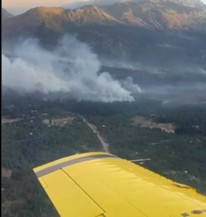 El avión hidrante Air Tractor 802 de Santiago del Estero colabora en la lucha contra los terribles incendios en El Bolsón