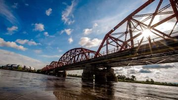 Caos en el Puente Carretero: una cubierta fuera de control causó un accidente y por “curiosidad” chocaron dos motos