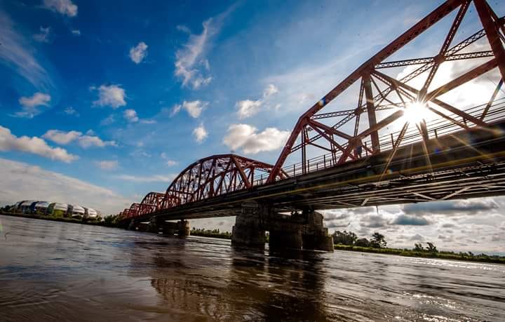 Caos en el Puente Carretero: una cubierta fuera de control causó un accidente y por “curiosidad” chocaron dos motos