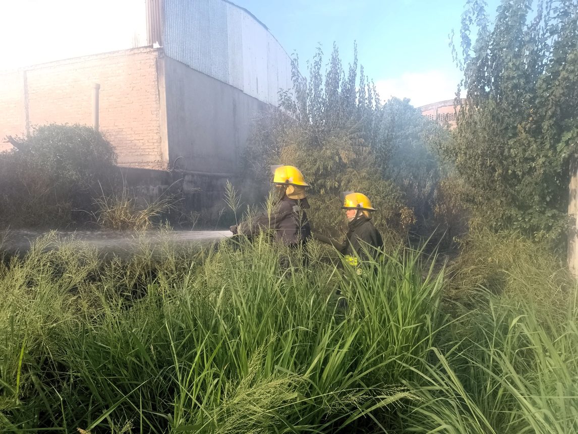 Controlan incendio en el fondo de una vivienda del B° Reconquista