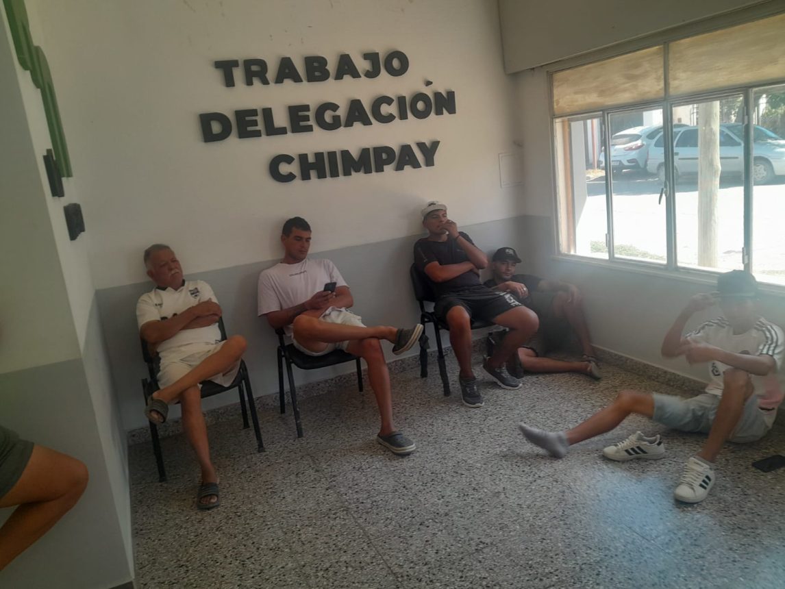 Trabajadores rurales reclamaron por condiciones precarias y terminaron en la calle