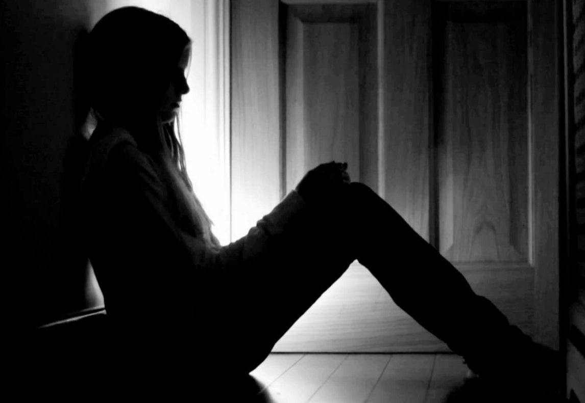 Aberrante caso: una mujer ayudó a su pareja a que abusara sexualmente de su hija menor de edad