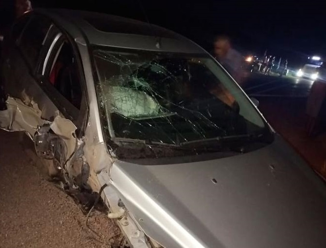 Lo salvó el airbag: Conductor chocó con un camión al intentar sobrepasarlo y solo sufrió golpes