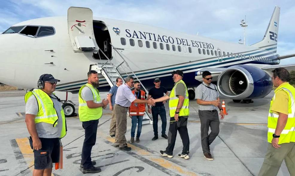 Santiago del Estero vuelve a reforzar el combate del incendio en Neuquén con el Boing 737