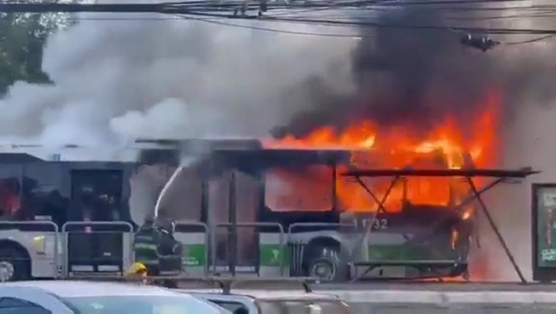 Impactantes videos de Brasil: avioneta perdió el control y cayó sobre un colectivo en plena avenida