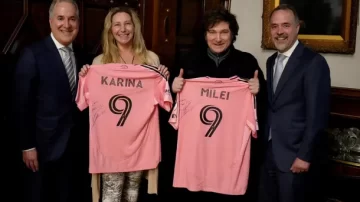 Milei recibió la camiseta autografiada de Lionel Messi: “Con cariño…”