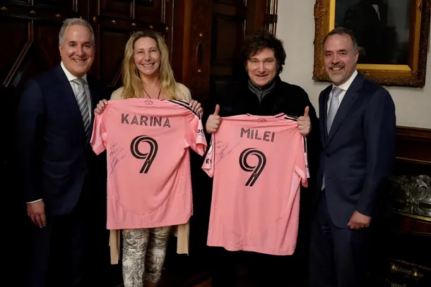 Milei recibió la camiseta autografiada de Lionel Messi: “Con cariño…”