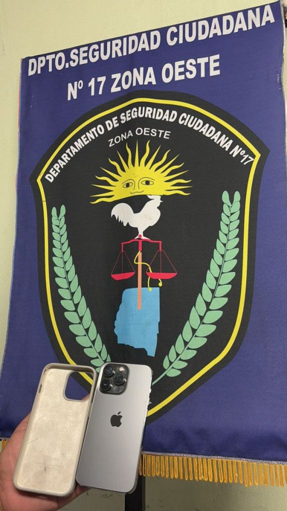 Pareja robó un celular en una feria americana y lo abandonó al ver a la policía