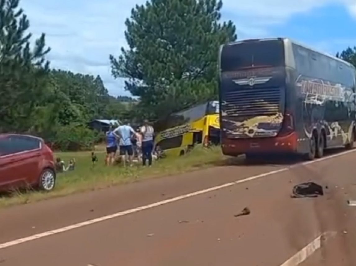 Terrible choque entre un colectivo y una camioneta deja un muerto y 14 heridos