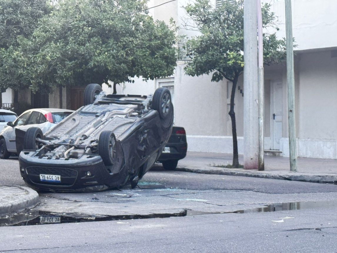 AHORA: un auto fuera de control volcó en el Parque Aguirre y generó demoras en el tránsito