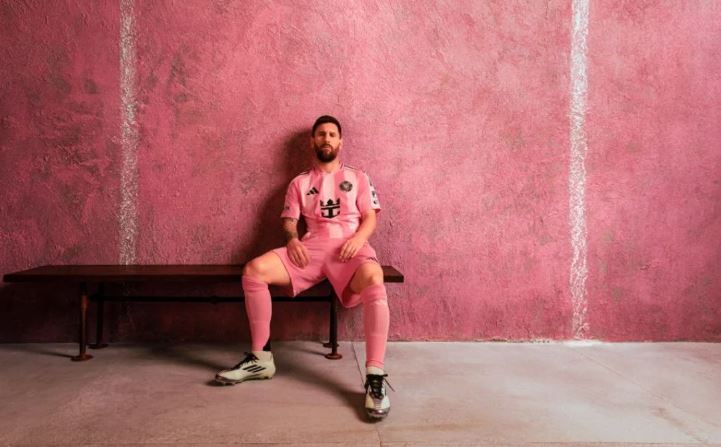 Con Lionel Messi como estrella y un “guiño” a la Selección Argentina, el Inter de Miami presentó su nueva camiseta
