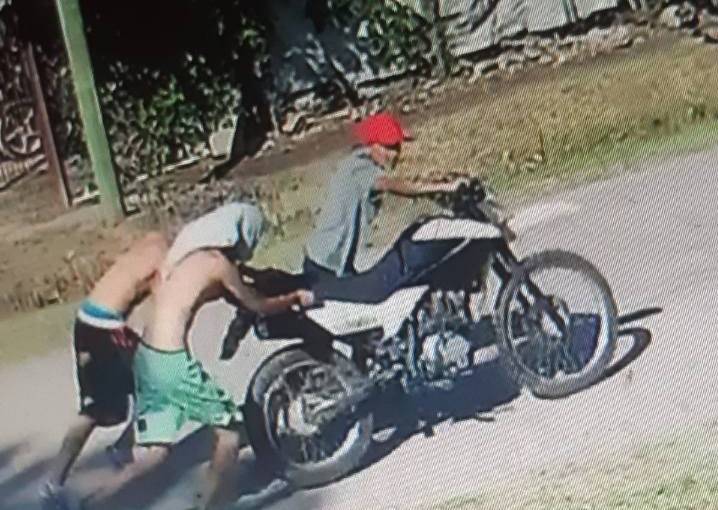 Le robaron la moto pero logró identificarlos en las cámaras de seguridad