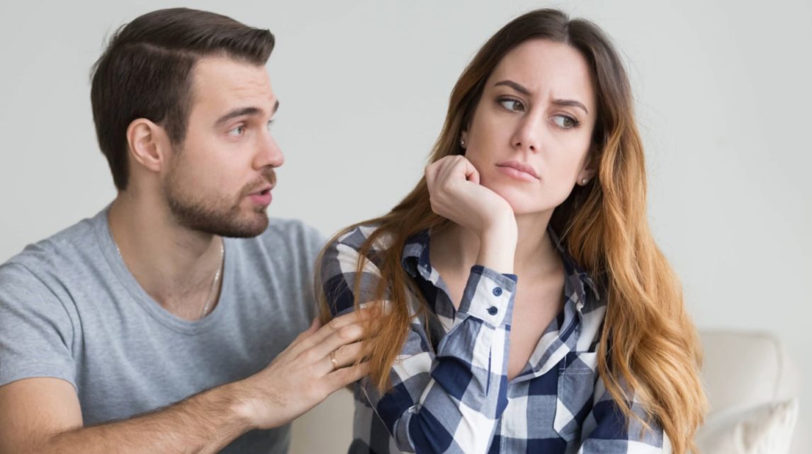 Cómo identificar si tu pareja te miente, según expertos en psicología