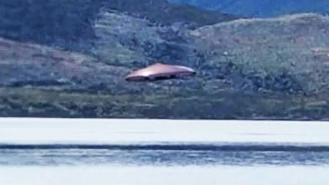 Turistas fotografiaron un objeto extraño en el Canal Beagle y afirman que es un OVNI