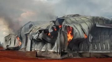 Un incendio consumió el depósito de una yerbatera en Corrientes