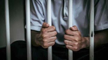 Por la niña de 13 años que dio a luz a un bebé, detuvieron a un hombre de 62 años y a la tía