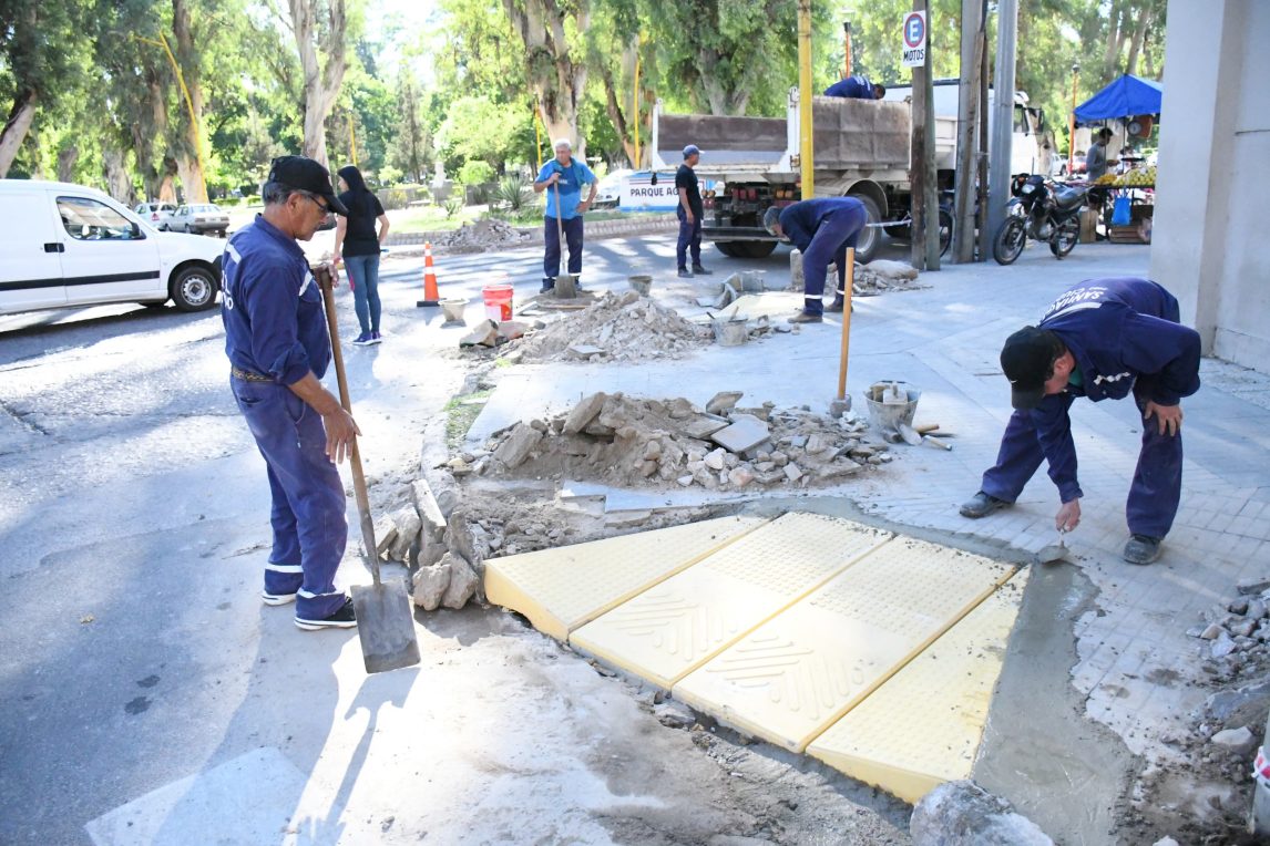 Colocan rampas en un sector de acceso al Parque Aguirre