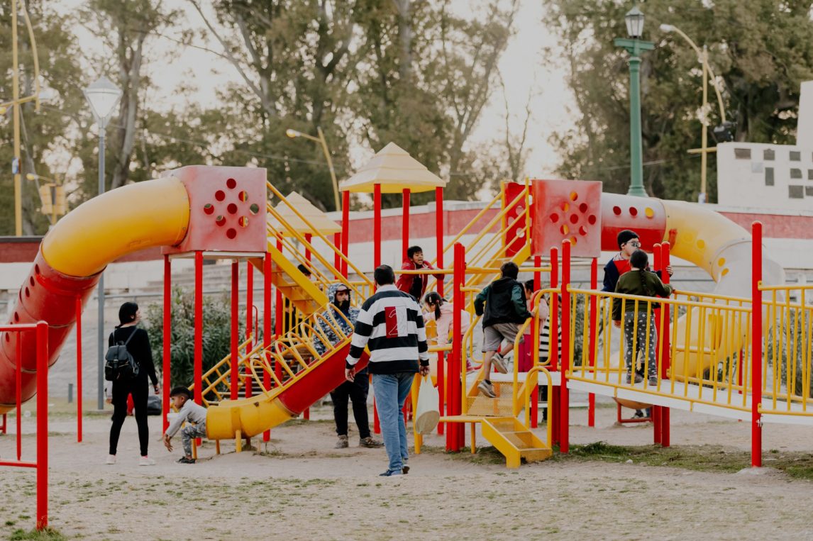 Crudo relato de una mujer en el Parque Aguirre: “Este nene estaba en uno de los toboganes manoseando a la nenita”