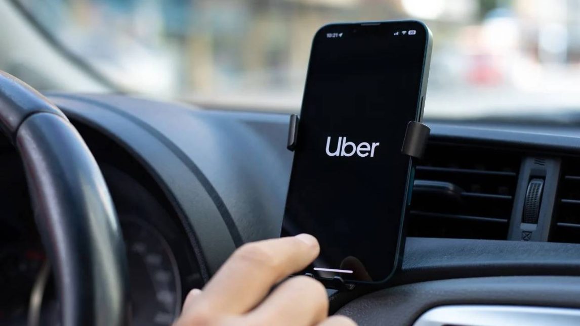 Taxis y radiotaxis muestran preocupación ante “la creciente y sostenida actividad ilegal de vehículos que operan con Uber”