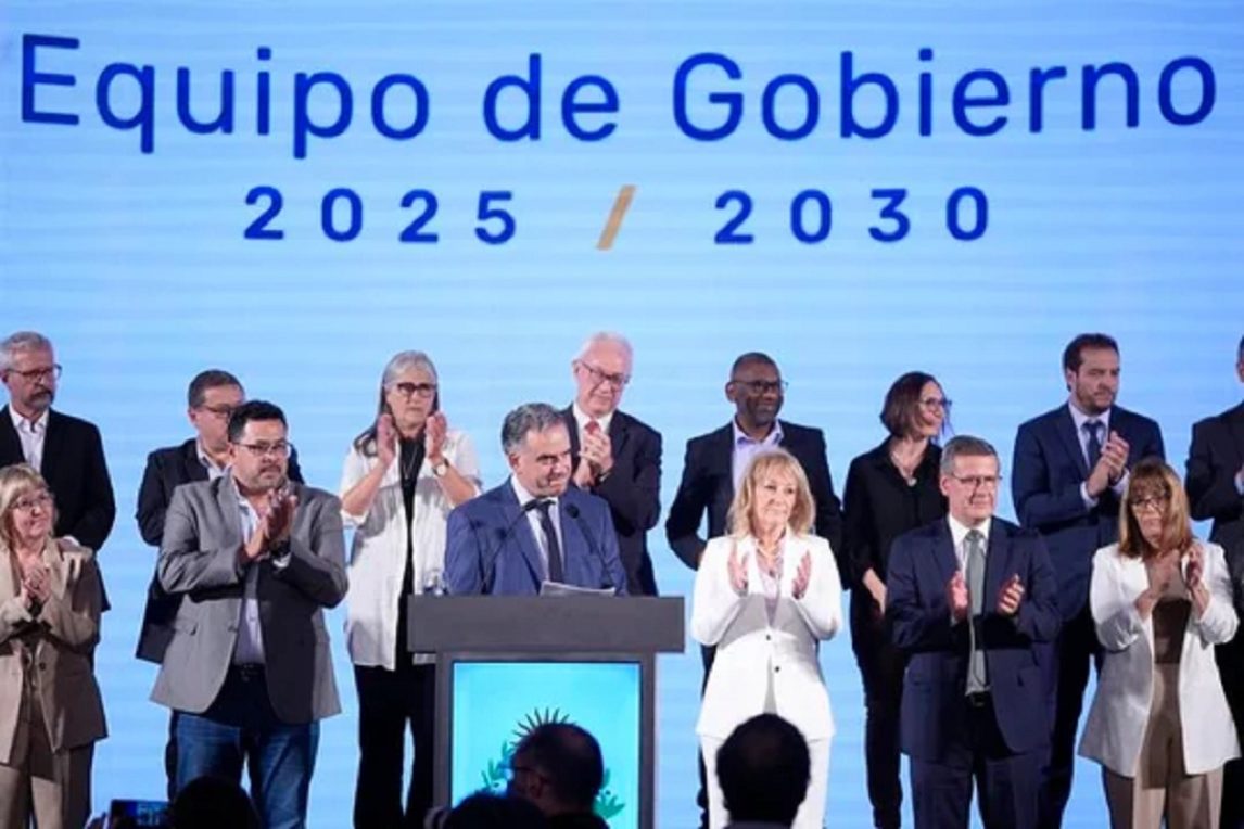 Yamandú Orsi juró como nuevo presidente de Uruguay hasta 2030