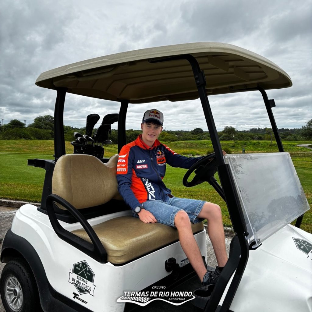 Valentín Perrone disfrutó del golf y el automovilismo en la previa del MotoGP en Termas