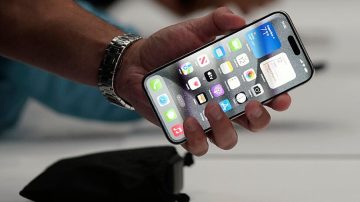 Falso gendarme ofrecía teléfonos iPhone a muy bajo precio y una joven cayó en la trampa