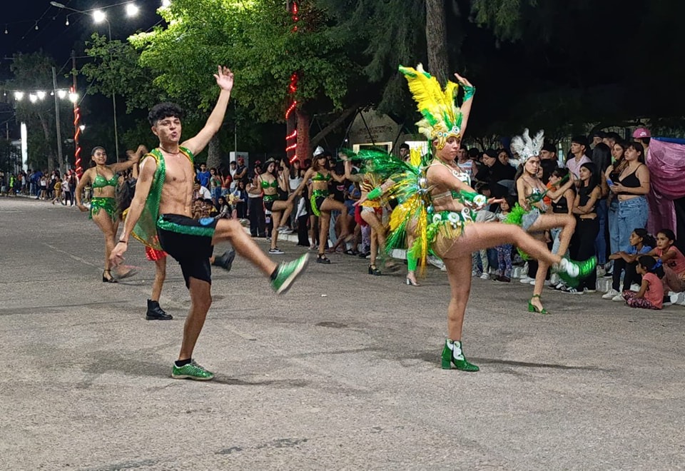 Garza cerró el verano con comparsas, desfile de murgas y el show de Bambolé