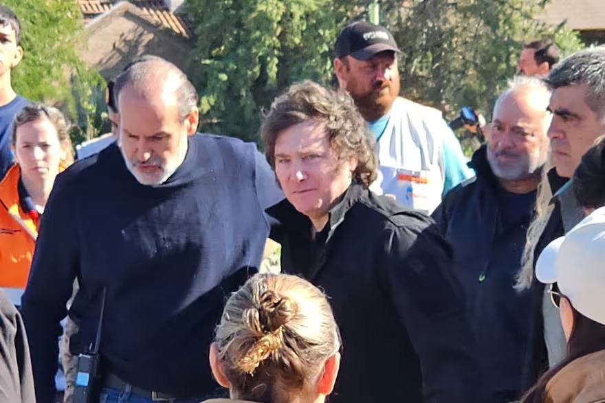 Tensión en Bahía Blanca: vecinos increparon a Milei durante su visita tras el temporal