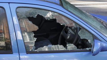 Zona sur: destrozan el vidrio de una camioneta y se roban una mochila y un iPhone 14